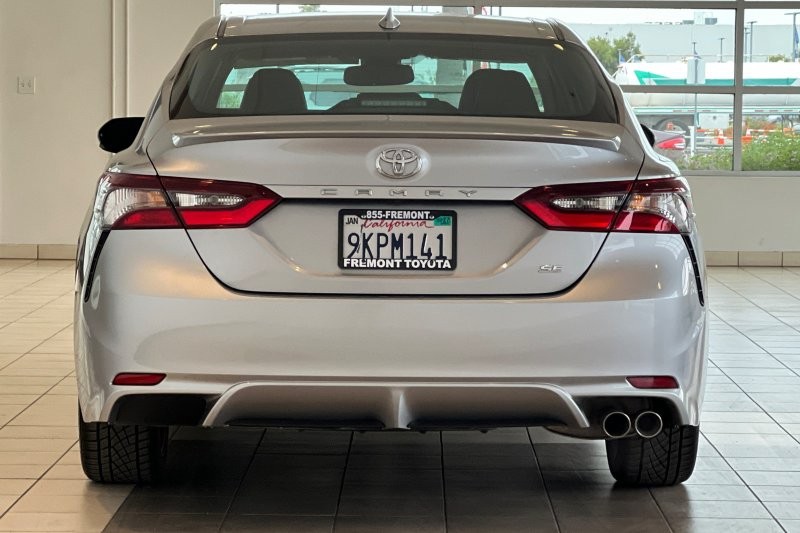Toyota Camry Vehicle Full-screen Gallery Image 05