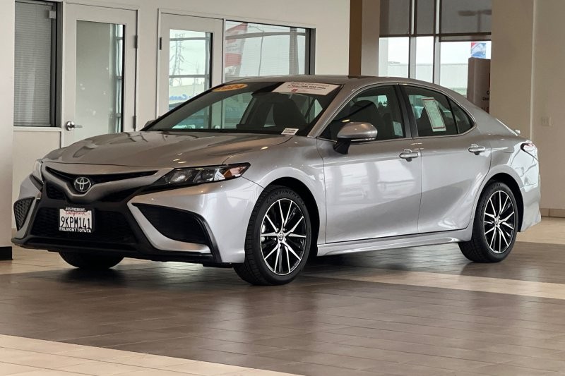 Toyota Camry Vehicle Full-screen Gallery Image 08