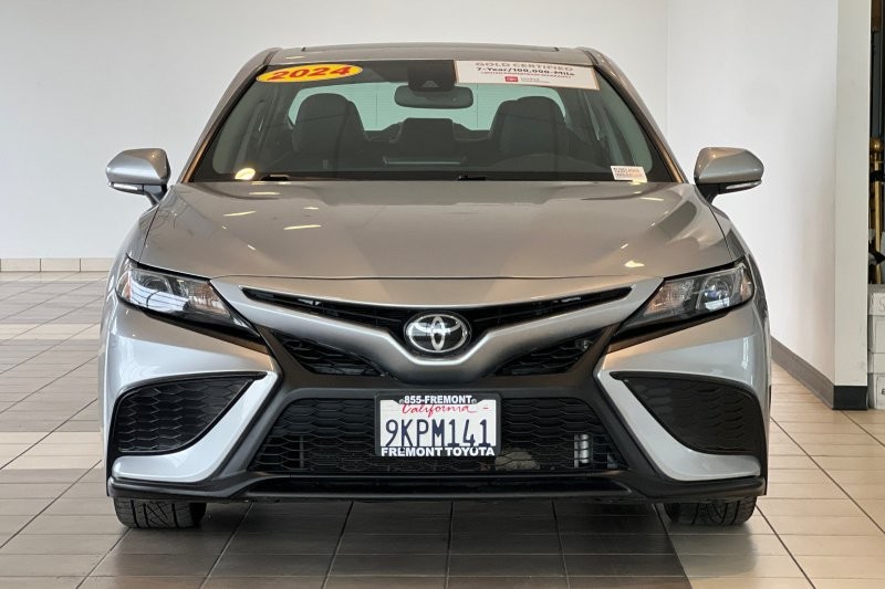 Toyota Camry Vehicle Full-screen Gallery Image 09