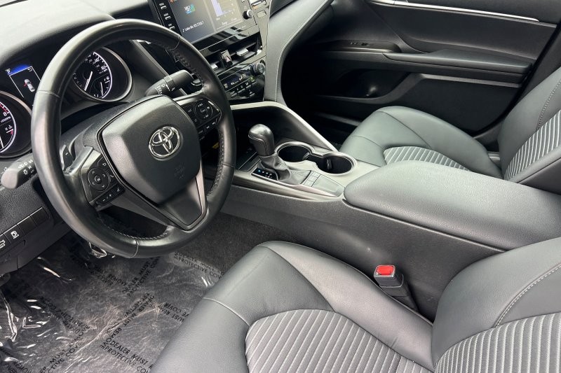 Toyota Camry Vehicle Full-screen Gallery Image 10