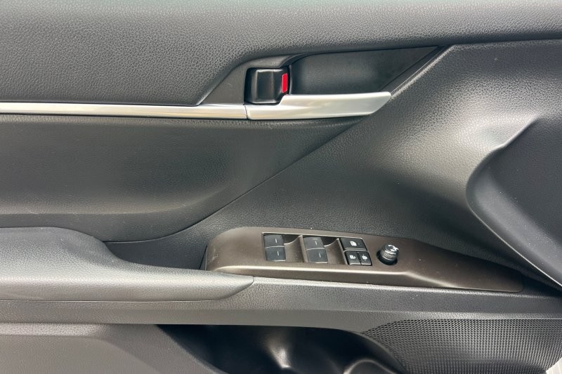Toyota Camry Vehicle Full-screen Gallery Image 11