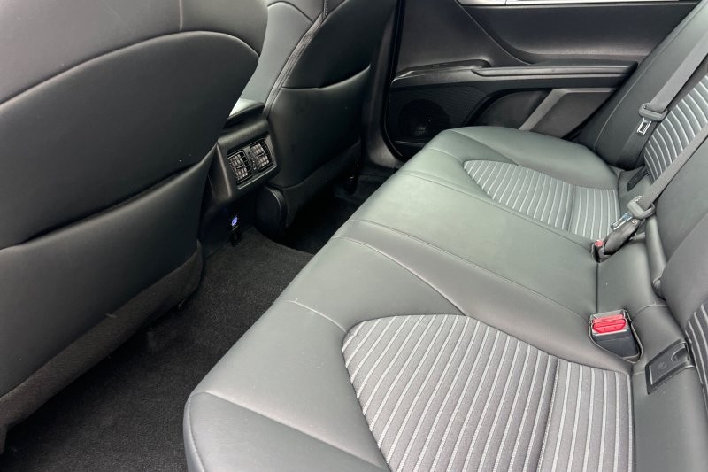Toyota Camry Vehicle Full-screen Gallery Image 12