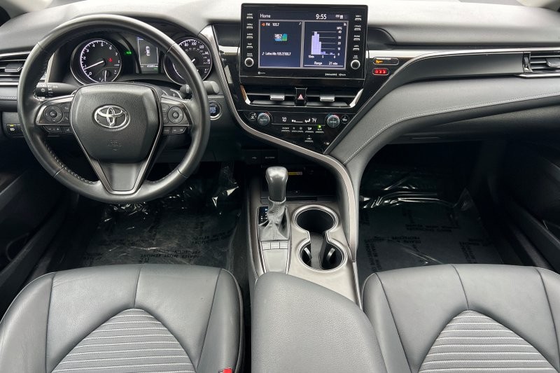 Toyota Camry Vehicle Full-screen Gallery Image 13
