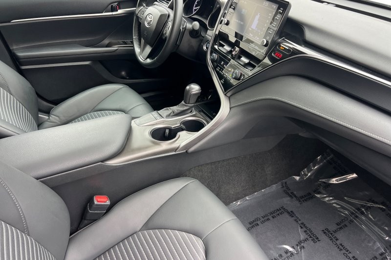 Toyota Camry Vehicle Full-screen Gallery Image 15