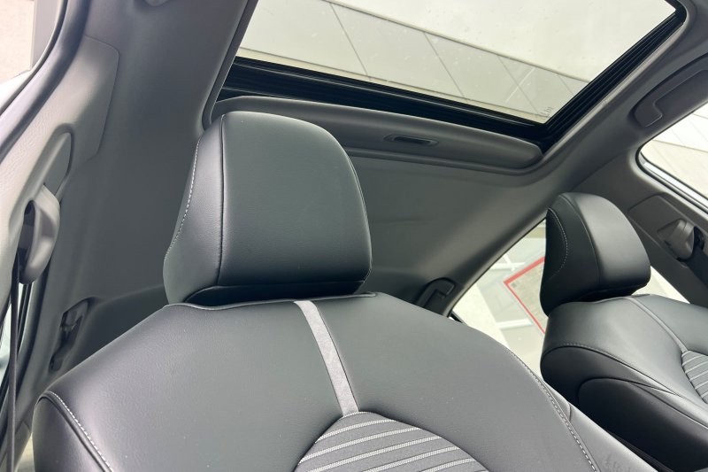 Toyota Camry Vehicle Full-screen Gallery Image 16