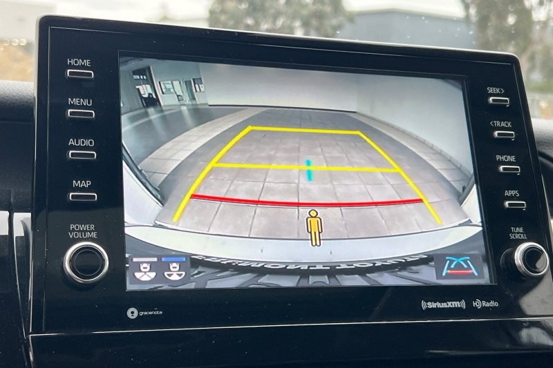 Toyota Camry Vehicle Full-screen Gallery Image 18