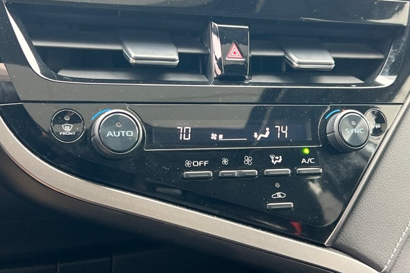 Toyota Camry Vehicle Full-screen Gallery Image 19