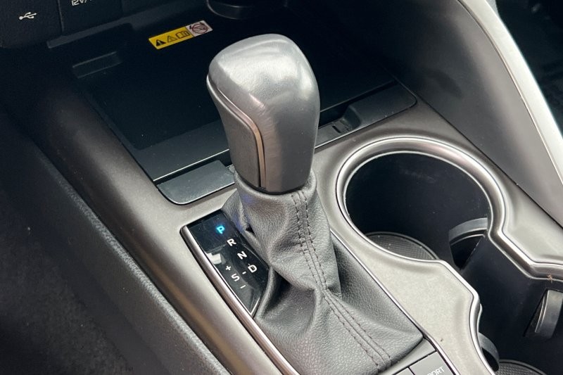 Toyota Camry Vehicle Full-screen Gallery Image 20