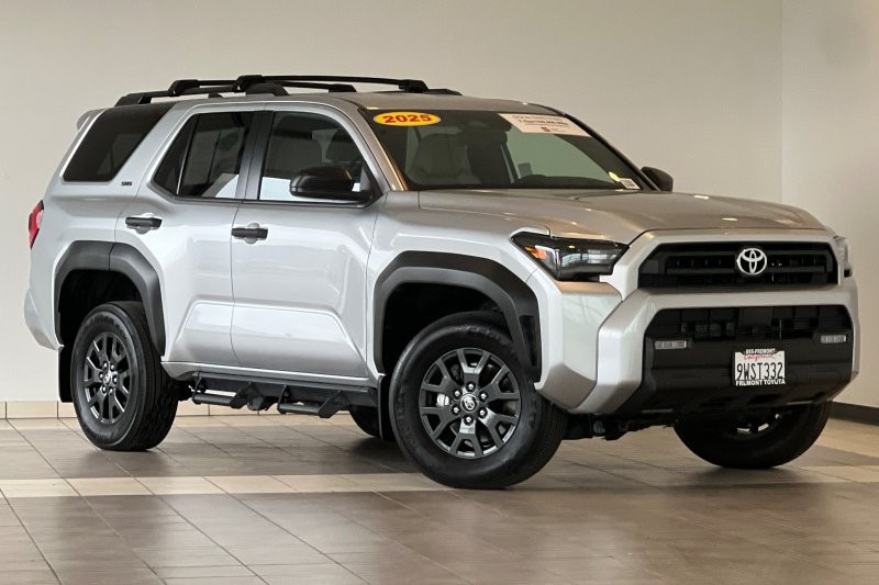 Toyota 4Runner Vehicle Full-screen Gallery Image 02