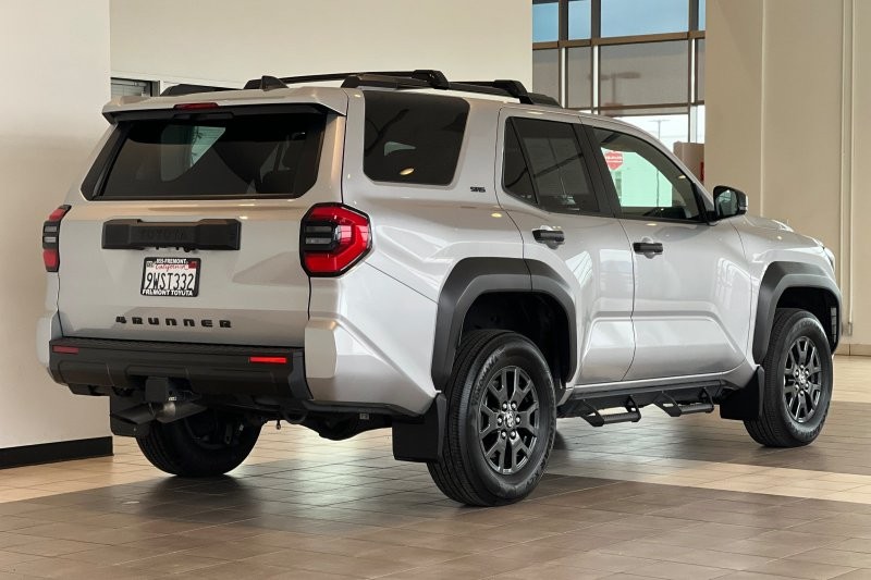 Toyota 4Runner Vehicle Full-screen Gallery Image 04