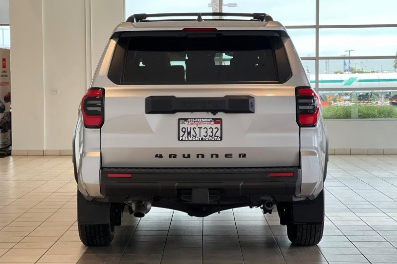 Toyota 4Runner Vehicle Full-screen Gallery Image 05