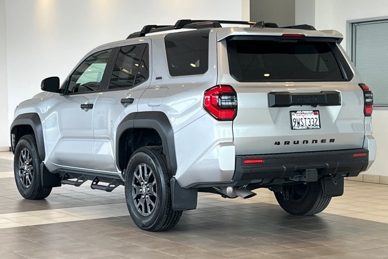 Toyota 4Runner Vehicle Full-screen Gallery Image 06