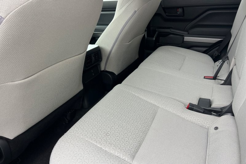 Toyota 4Runner Vehicle Full-screen Gallery Image 12