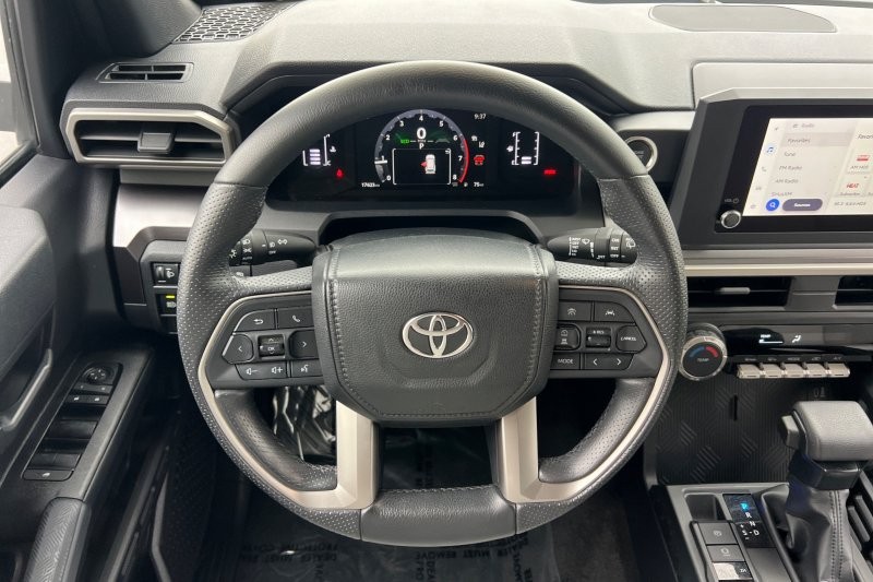Toyota 4Runner Vehicle Full-screen Gallery Image 14