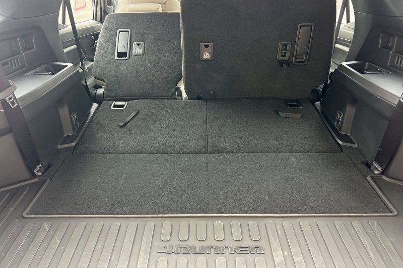 Toyota 4Runner Vehicle Full-screen Gallery Image 15