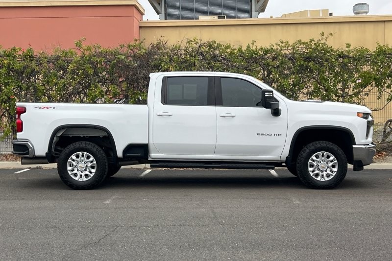 Chevrolet Silverado 2500HD Vehicle Full-screen Gallery Image 03
