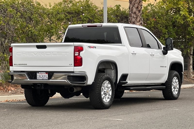 Chevrolet Silverado 2500HD Vehicle Full-screen Gallery Image 04