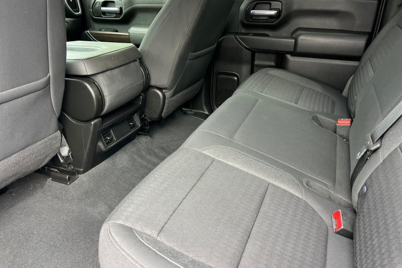 Chevrolet Silverado 2500HD Vehicle Full-screen Gallery Image 12
