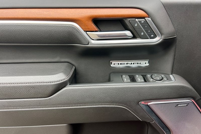 GMC Sierra 1500 Vehicle Full-screen Gallery Image 11