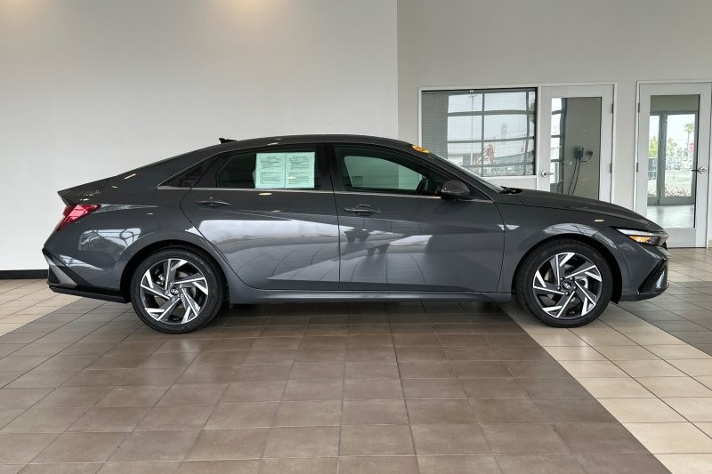 Hyundai Elantra Hybrid Vehicle Full-screen Gallery Image 03