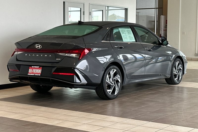Hyundai Elantra Hybrid Vehicle Full-screen Gallery Image 04