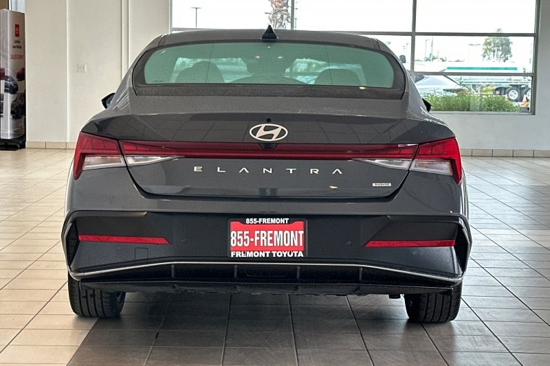 Hyundai Elantra Hybrid Vehicle Full-screen Gallery Image 05