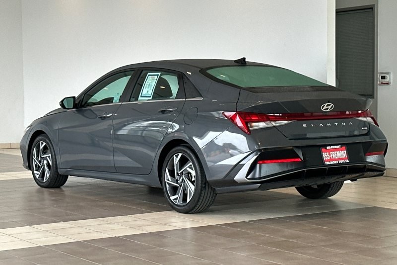 Hyundai Elantra Hybrid Vehicle Full-screen Gallery Image 06