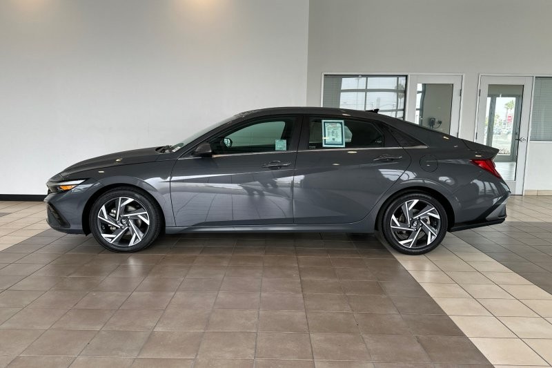 Hyundai Elantra Hybrid Vehicle Full-screen Gallery Image 07