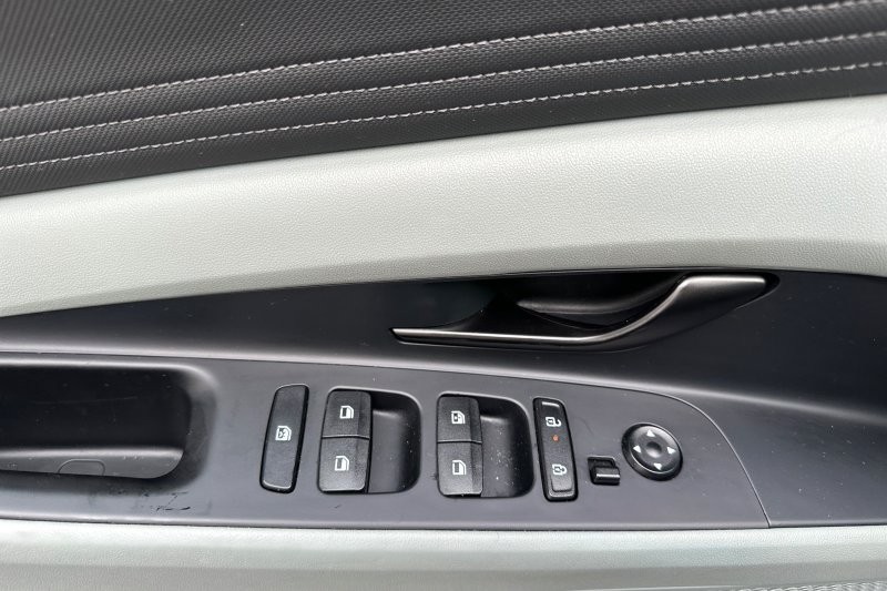 Hyundai Elantra Hybrid Vehicle Full-screen Gallery Image 11