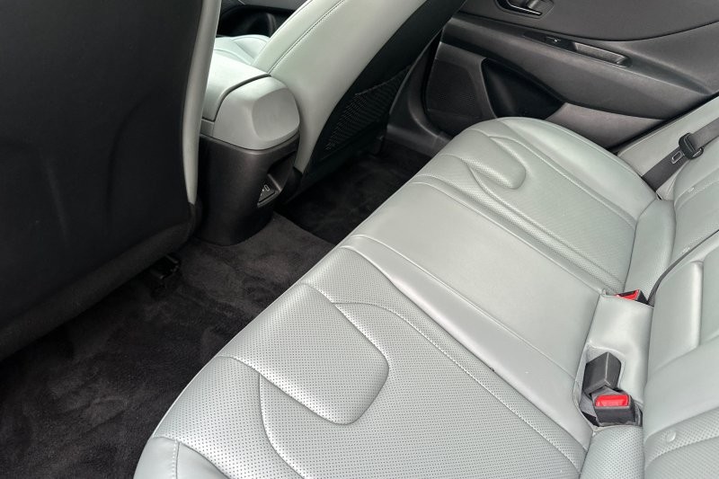 Hyundai Elantra Hybrid Vehicle Full-screen Gallery Image 12