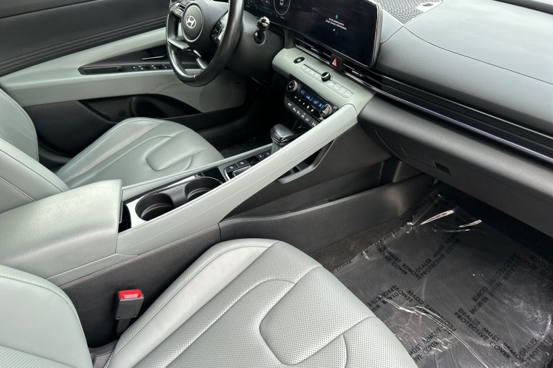 Hyundai Elantra Hybrid Vehicle Full-screen Gallery Image 15