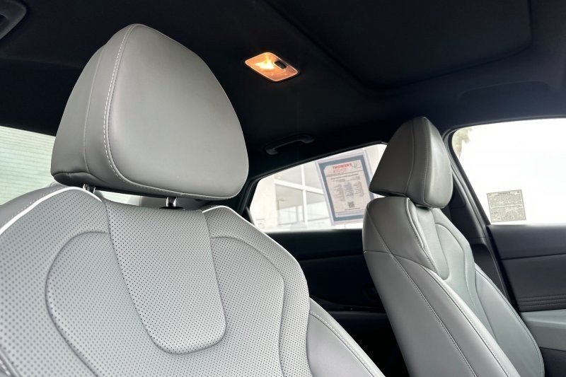 Hyundai Elantra Hybrid Vehicle Full-screen Gallery Image 16