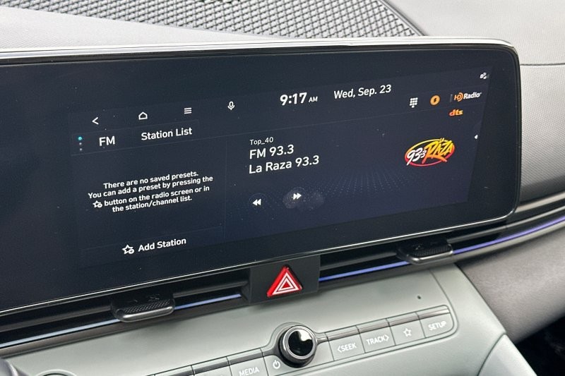 Hyundai Elantra Hybrid Vehicle Full-screen Gallery Image 17