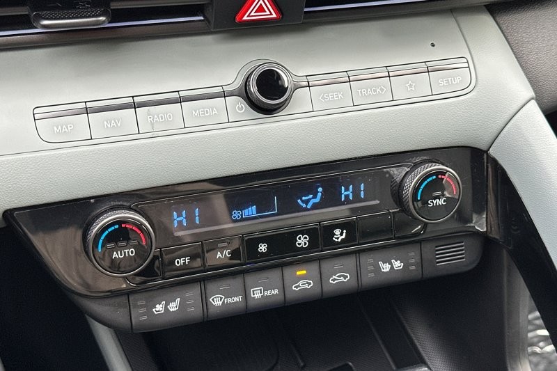 Hyundai Elantra Hybrid Vehicle Full-screen Gallery Image 19