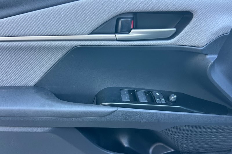 Toyota Camry Vehicle Full-screen Gallery Image 08