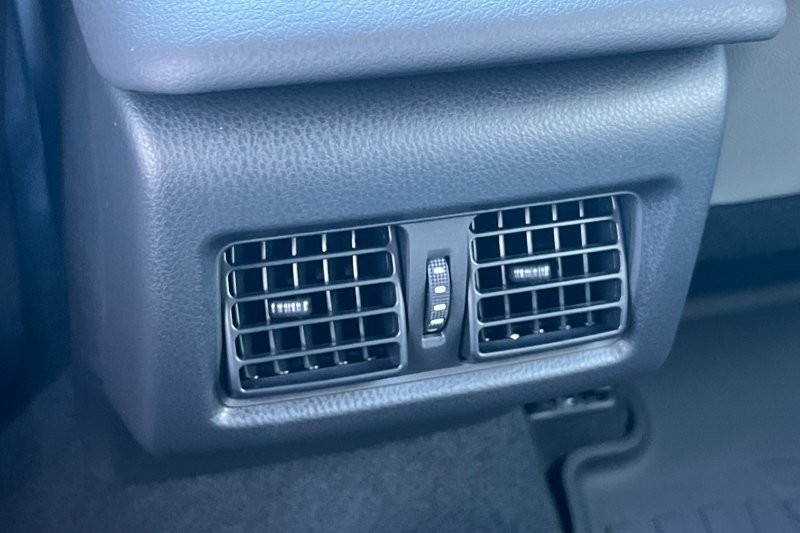 Toyota Camry Vehicle Full-screen Gallery Image 11