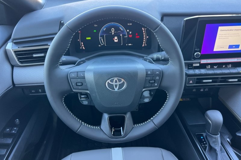 Toyota Camry Vehicle Full-screen Gallery Image 13