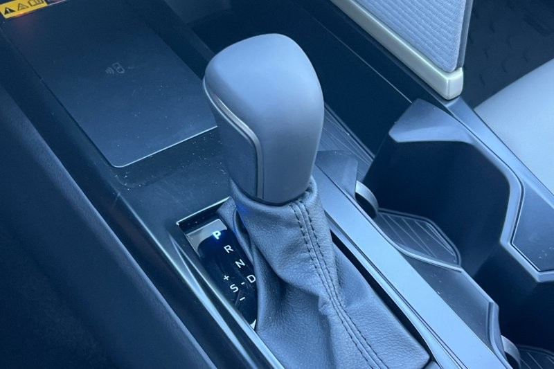 Toyota Camry Vehicle Full-screen Gallery Image 19