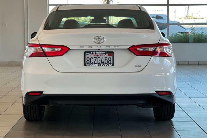Toyota Camry Vehicle Full-screen Gallery Image 05