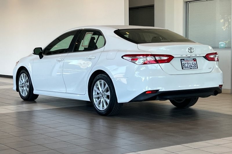 Toyota Camry Vehicle Full-screen Gallery Image 06