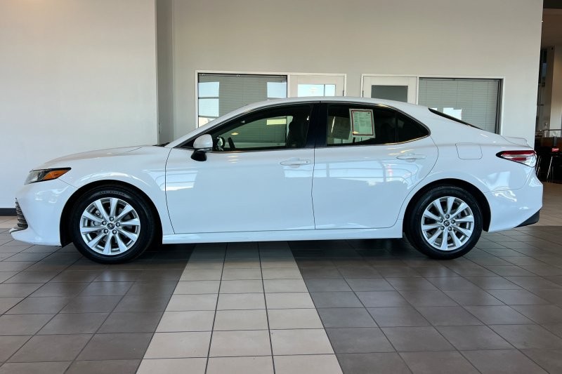Toyota Camry Vehicle Full-screen Gallery Image 07