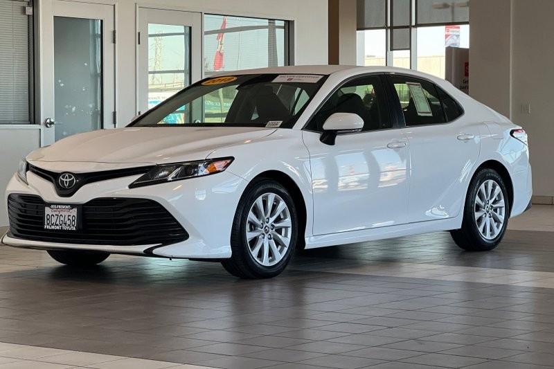Toyota Camry Vehicle Full-screen Gallery Image 08