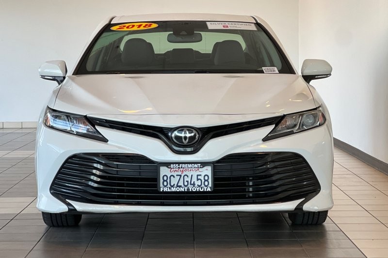Toyota Camry Vehicle Full-screen Gallery Image 09