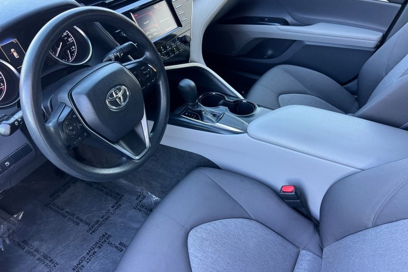 Toyota Camry Vehicle Full-screen Gallery Image 10