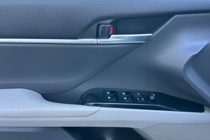 Toyota Camry Vehicle Full-screen Gallery Image 11