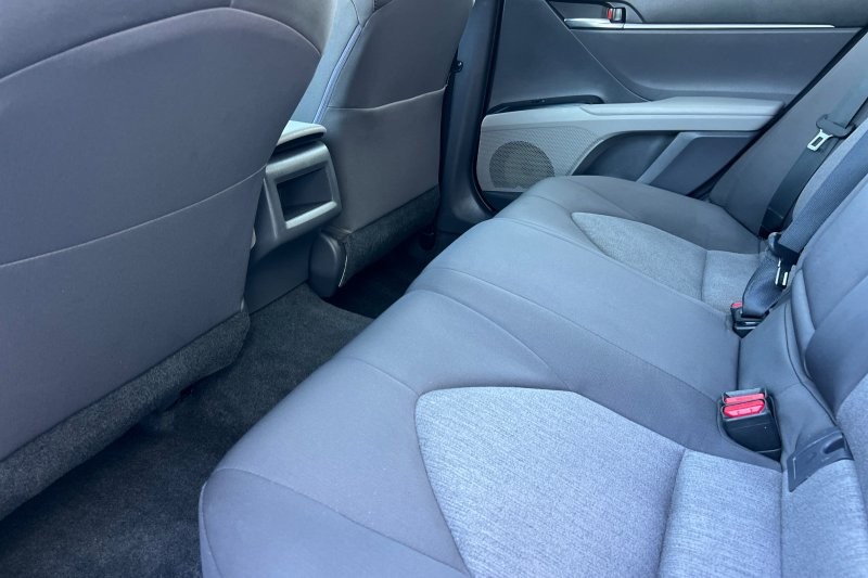 Toyota Camry Vehicle Full-screen Gallery Image 12