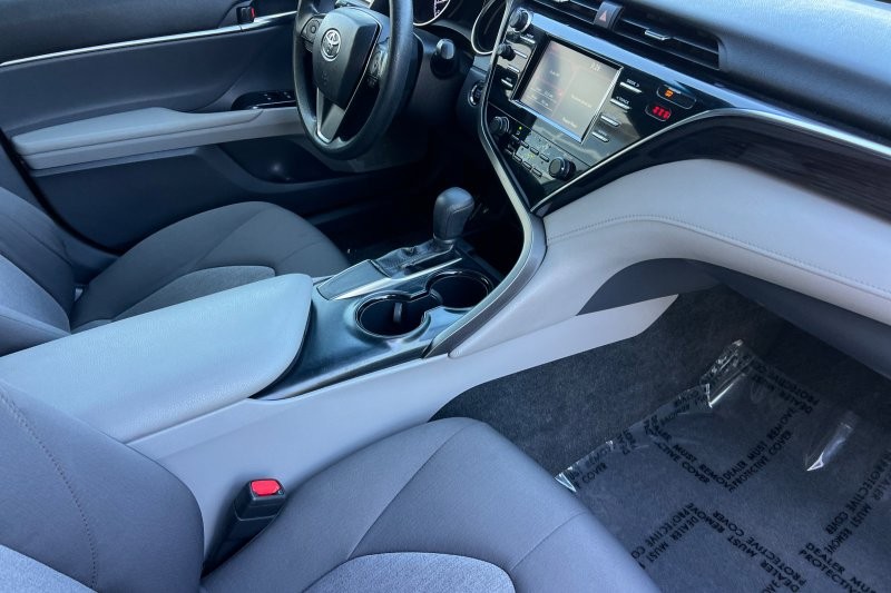 Toyota Camry Vehicle Full-screen Gallery Image 15