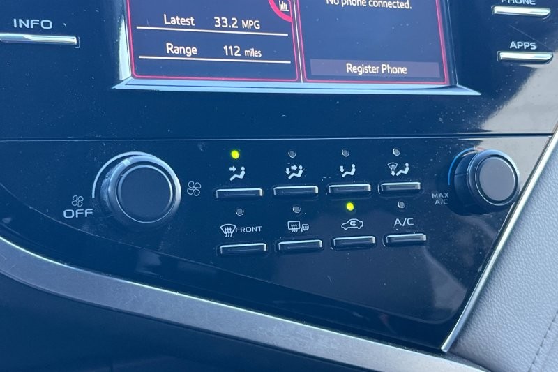 Toyota Camry Vehicle Full-screen Gallery Image 19