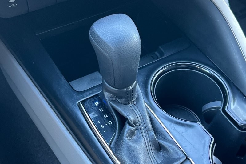 Toyota Camry Vehicle Full-screen Gallery Image 20