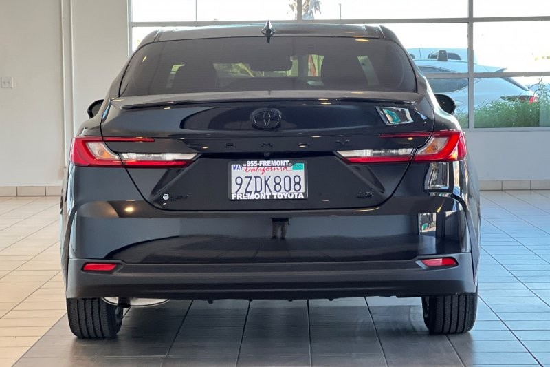 Toyota Camry Vehicle Full-screen Gallery Image 05